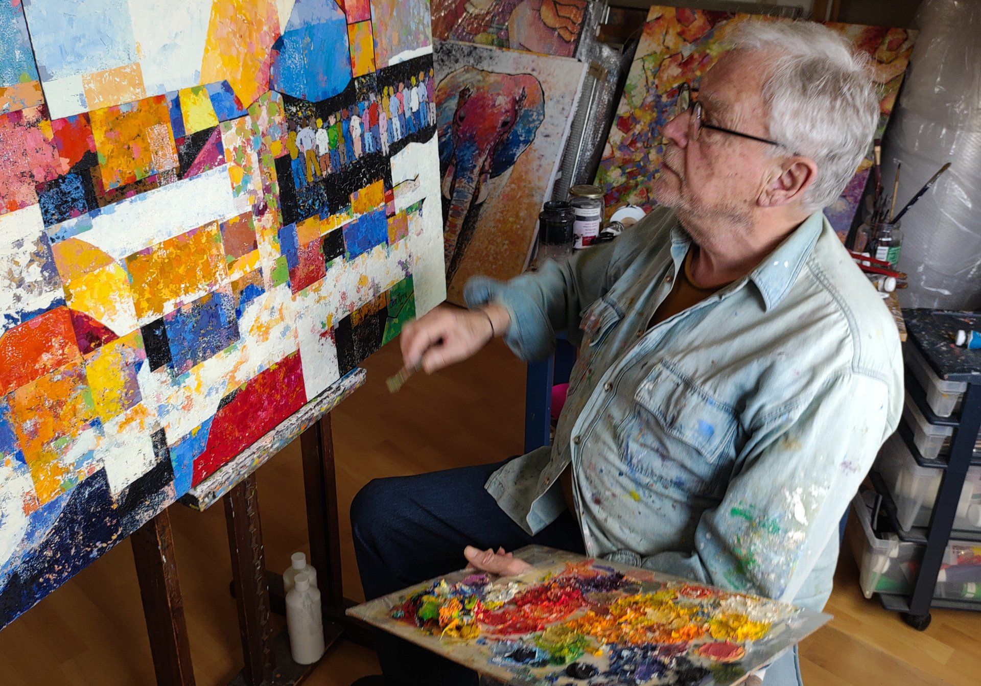 Jan Koren aan het werk in zijn atelier in Vleuten